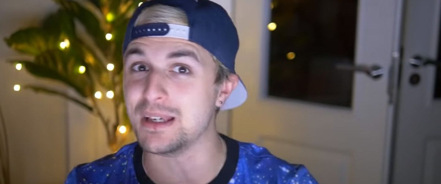 Dalas Review en uno de sus vídeos