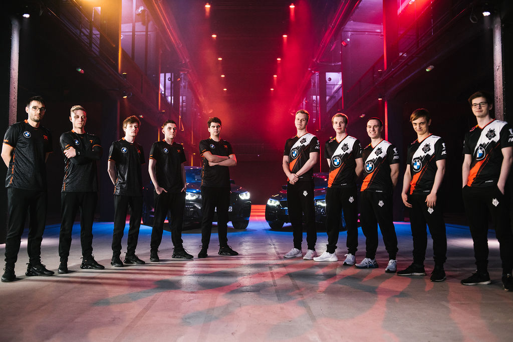 Fnatic y G2 posando con BMW y los logos en sus camisetas
