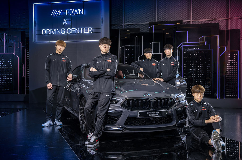 T1 posando con un BMW