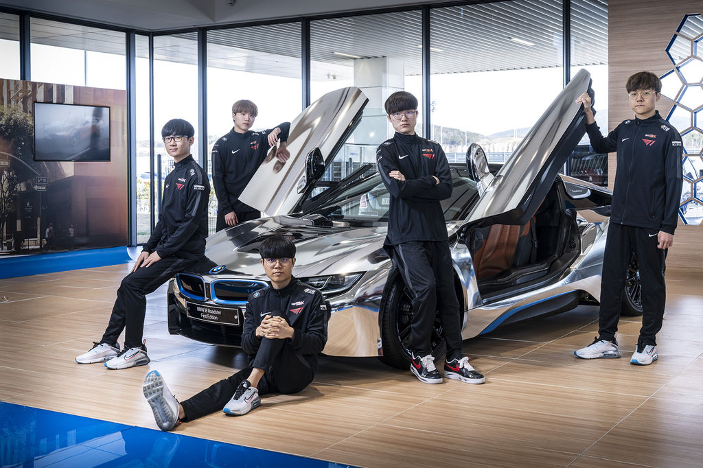 T1 posando con un BMW (2)