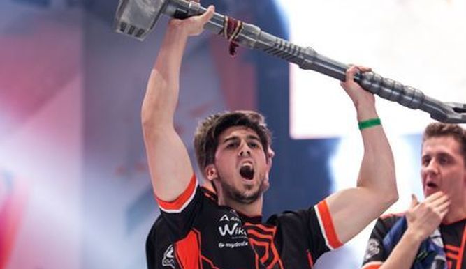 Goga, levantando su primer martillo de campeón con PENTA en 2018