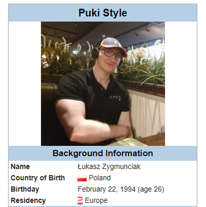 Hasta en Leaguepedia está la foto de Puki Style posando con su biceps