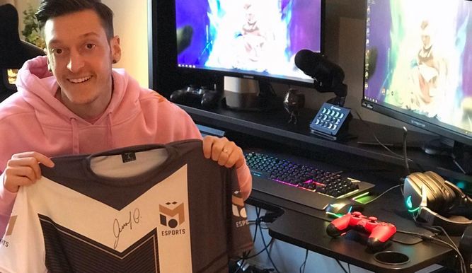 Mesut Özil con la camiseta de su equipo de esports