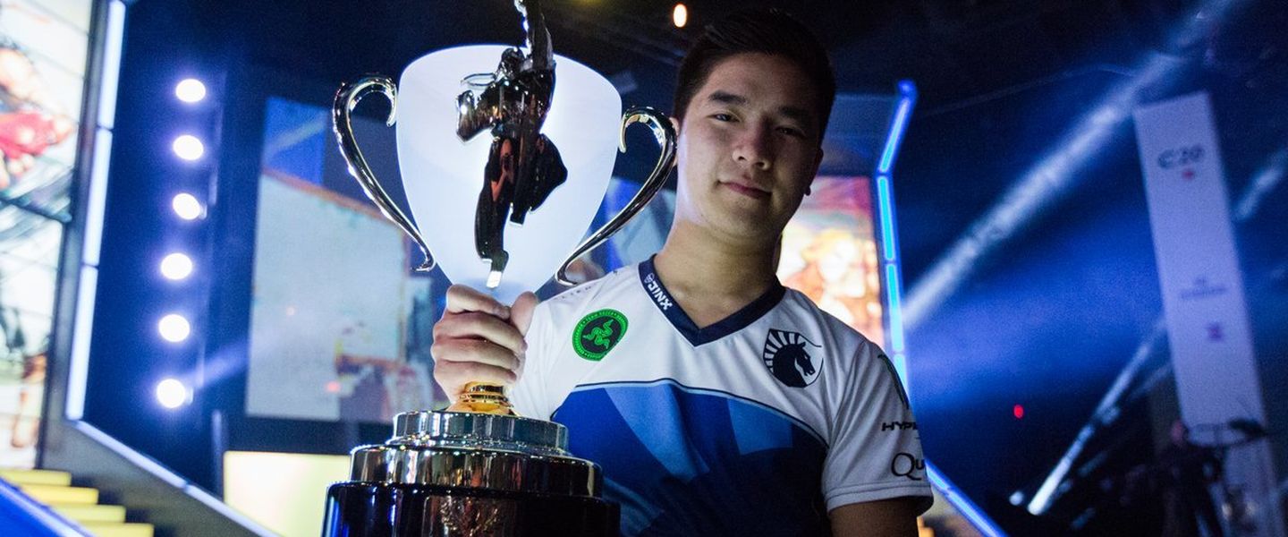 NuckleDu levantando la Capcom Cup 2016