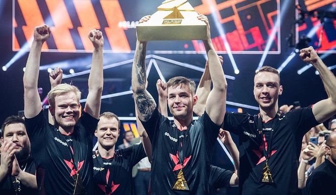 Astralis levantando el trofeo de BLAST