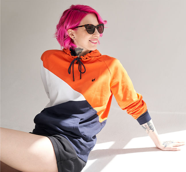 Froskurinn posando con la sudadera naranja