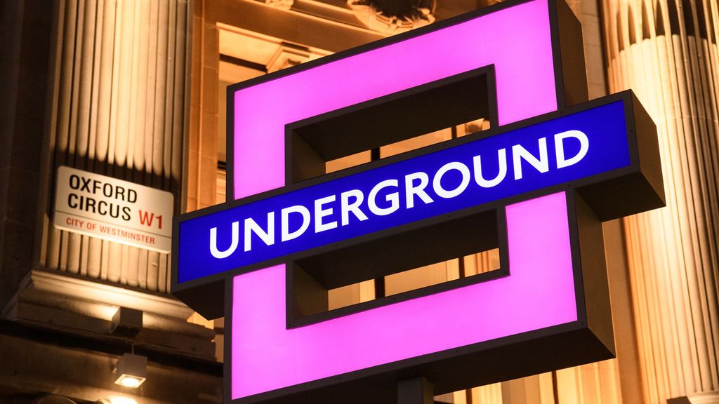 Sony viste el metro de Londres con los símbolos de PlayStation 5