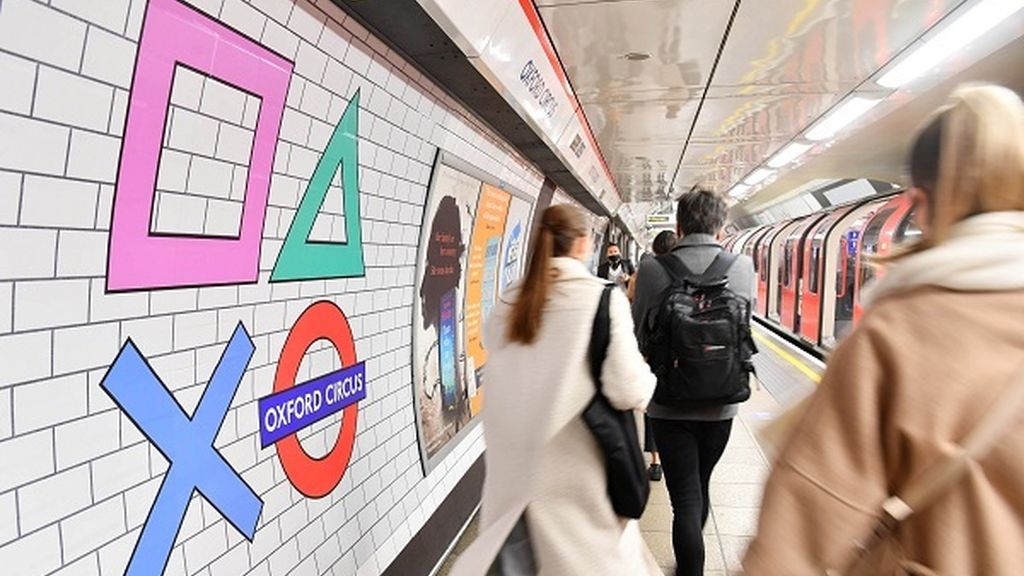 Sony viste el metro de Londres con los símbolos de PlayStation 5