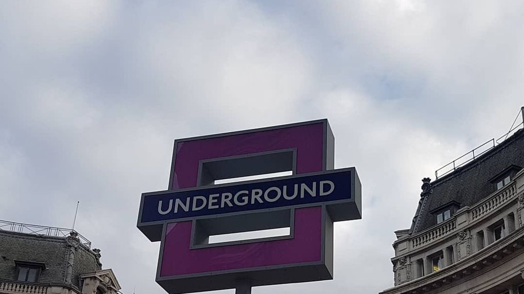 Sony viste el metro de Londres con los símbolos de PlayStation 5