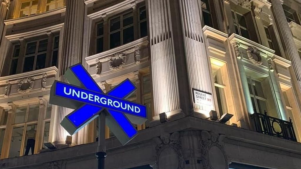Sony viste el metro de Londres con los símbolos de PlayStation 5