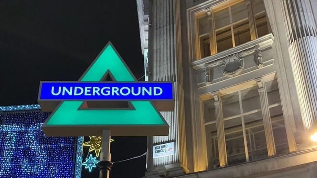 Sony viste el metro de Londres con los símbolos de PlayStation 5