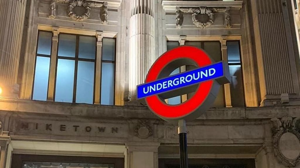 Sony viste el metro de Londres con los símbolos de PlayStation 5