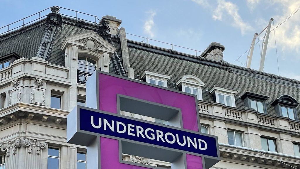 Sony viste el metro de Londres con los símbolos de PlayStation 5