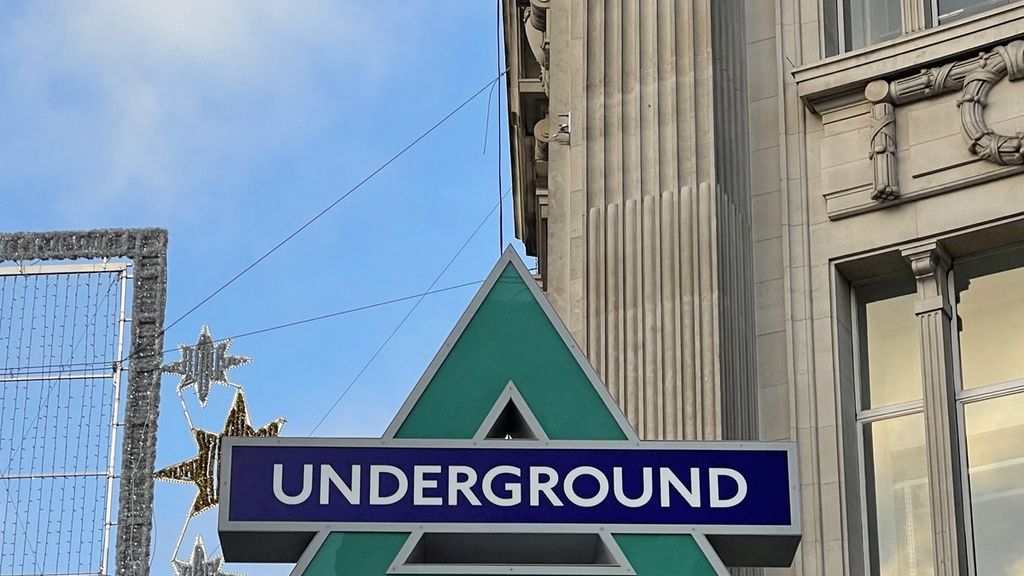 Sony viste el metro de Londres con los símbolos de PlayStation 5