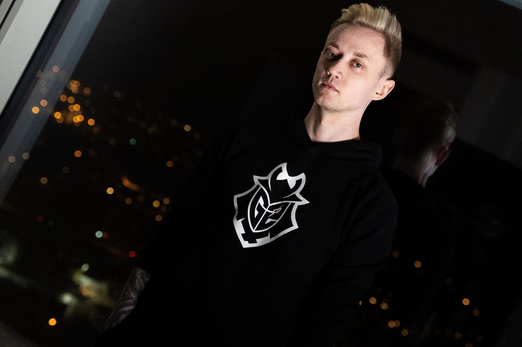 Con una sudadera de G2