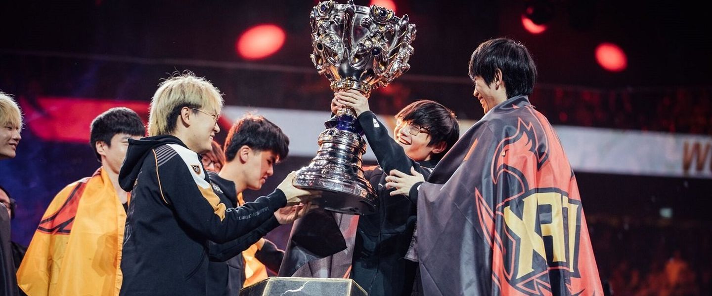 Tian, levantando la Copa del Invocador con FunPlus Phoenix