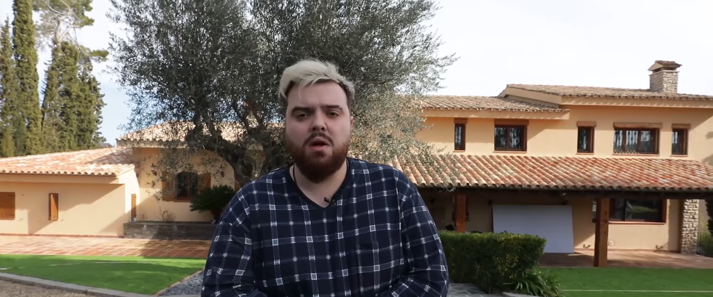 Ibai delante de su casa