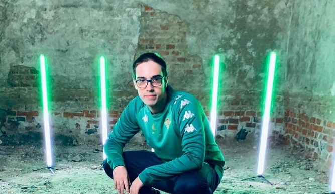 Miniduke con un jersey del Betis