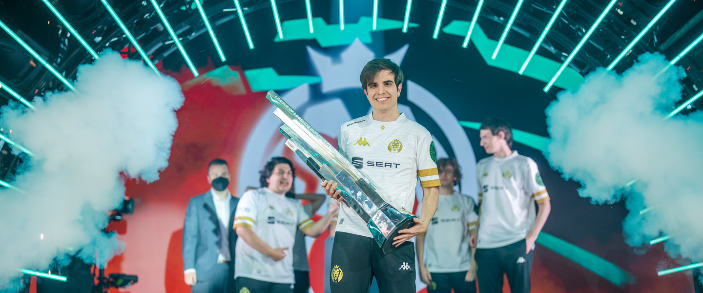 Elyoya con el trofeo de LEC