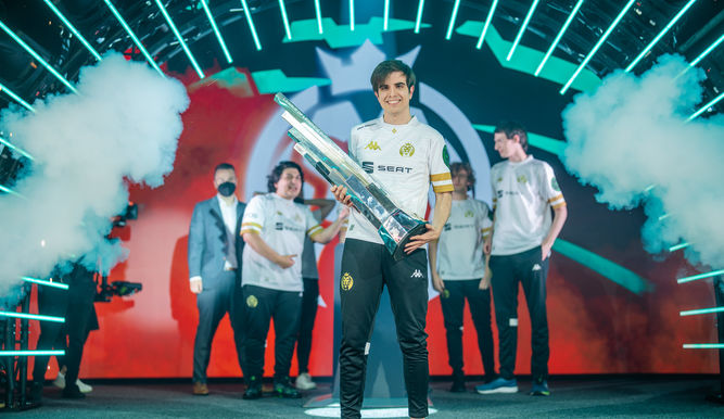 Elyoya con el trofeo de LEC