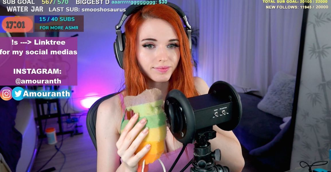 Amouranth haciendo ASMR