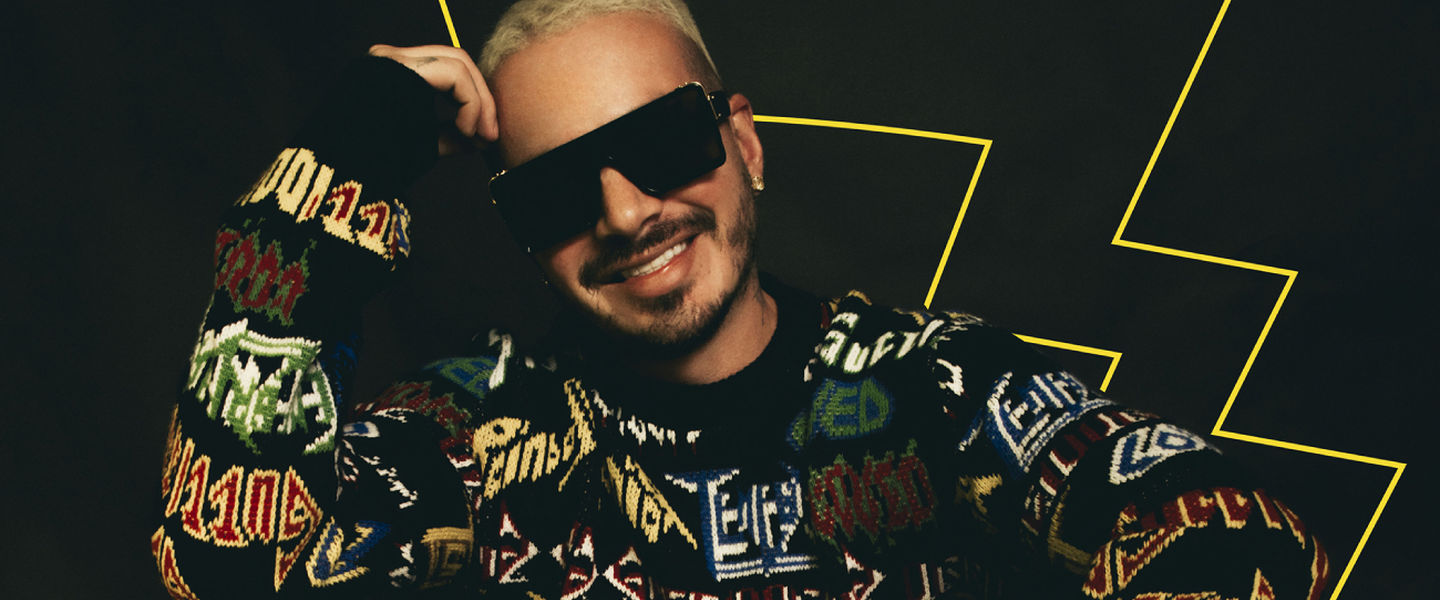 J Balvin junto al logo de Pikachu