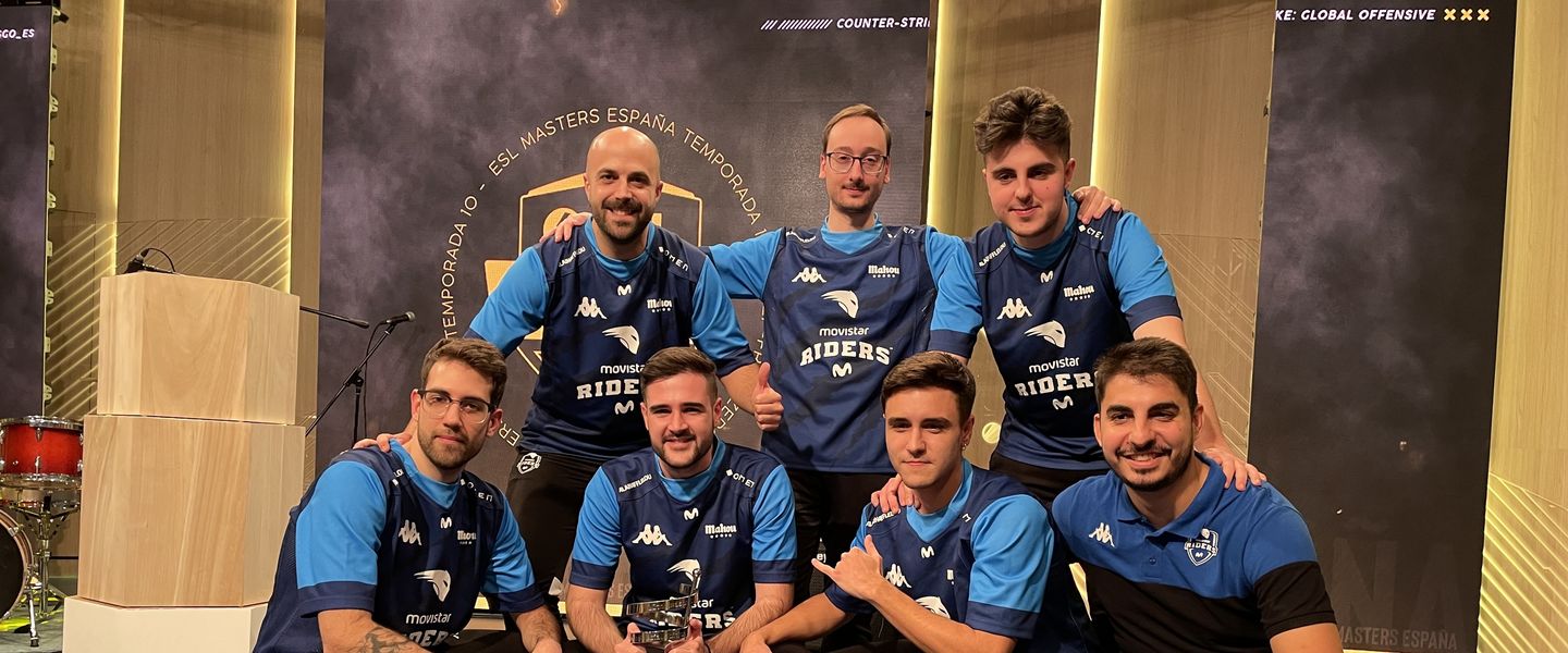 Movistar Riders con el trofeo
