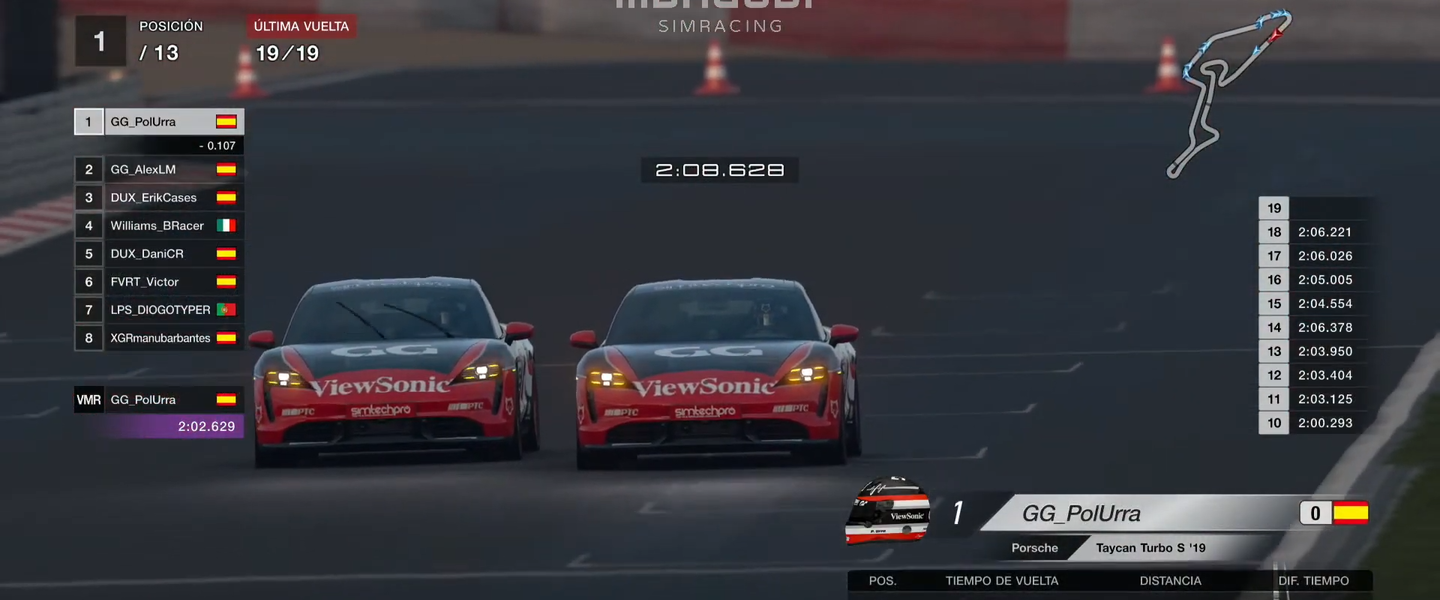 Los dos pilotos cruzando a la vez la línea de meta