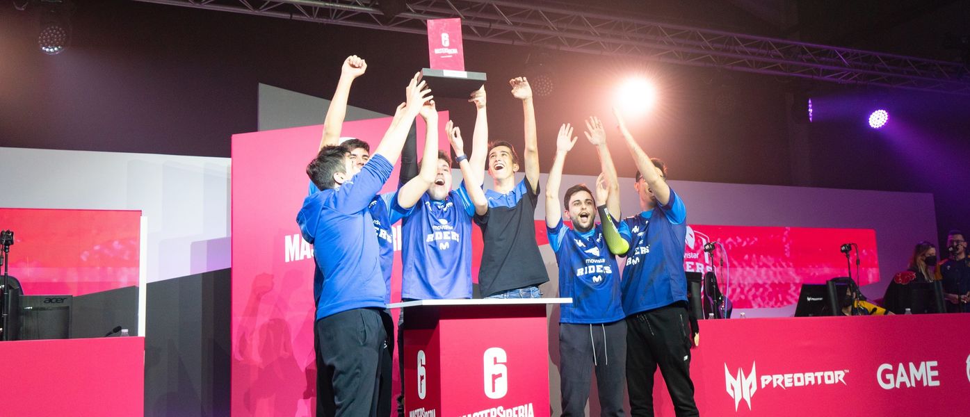 Movistar Riders levantando el trofeo de Six Masters Iberia