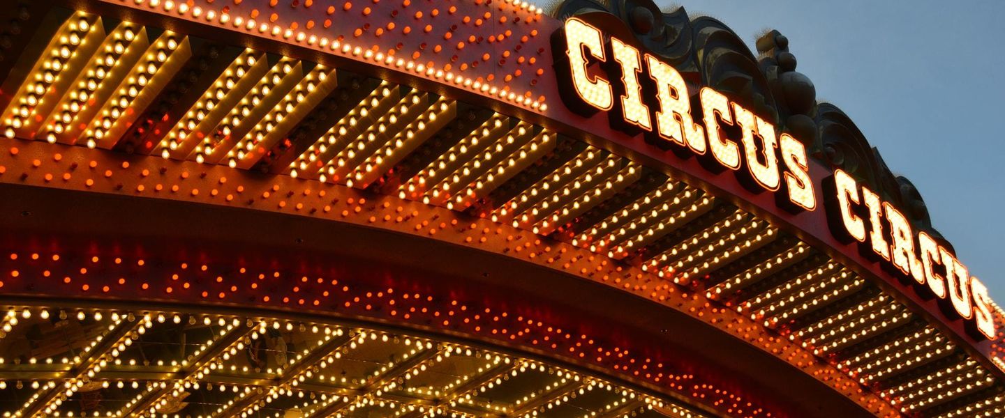 El circo de los streamers: cuchillos y saltos al vacío