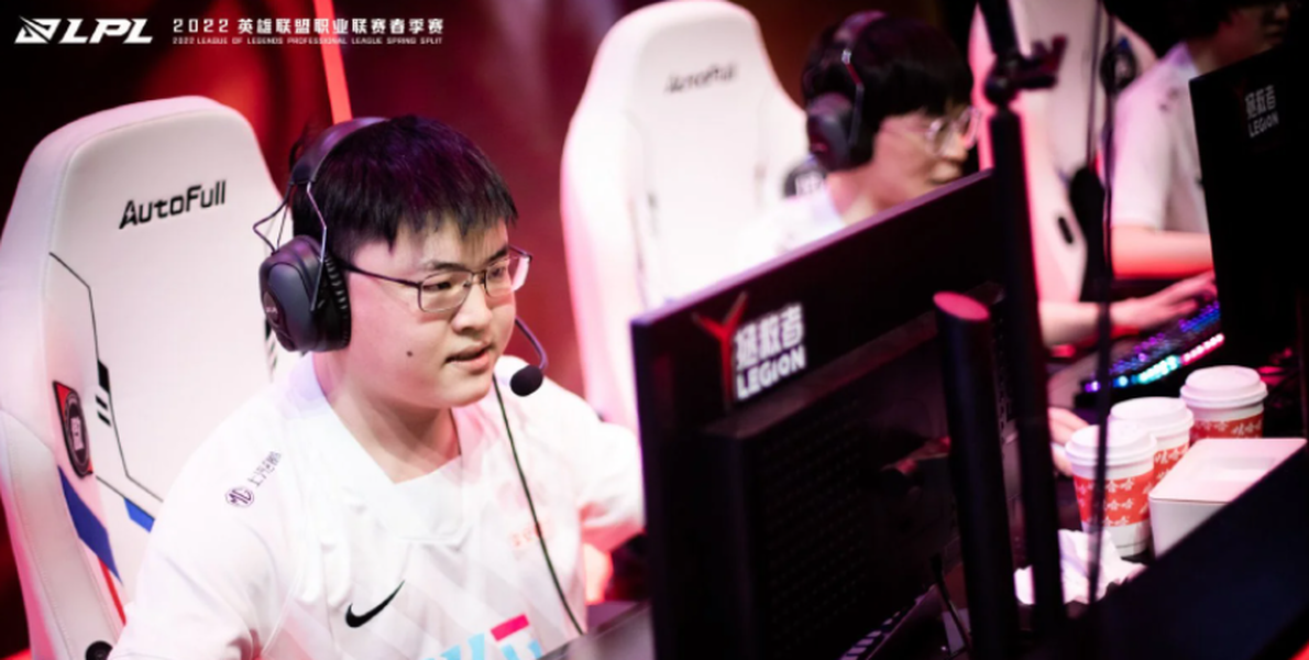 Uzi jugando con Bilibili