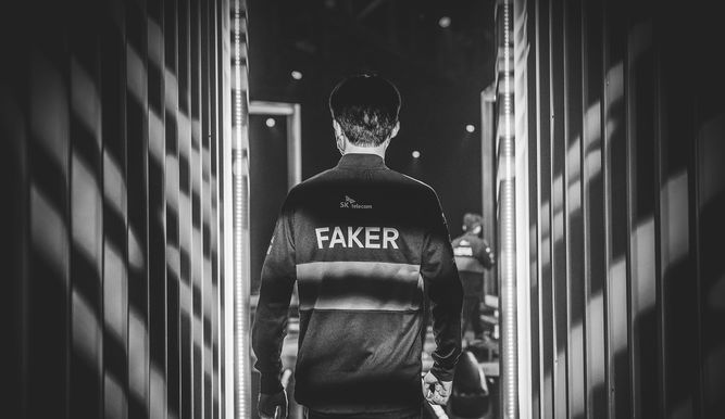 Faker de espaldas