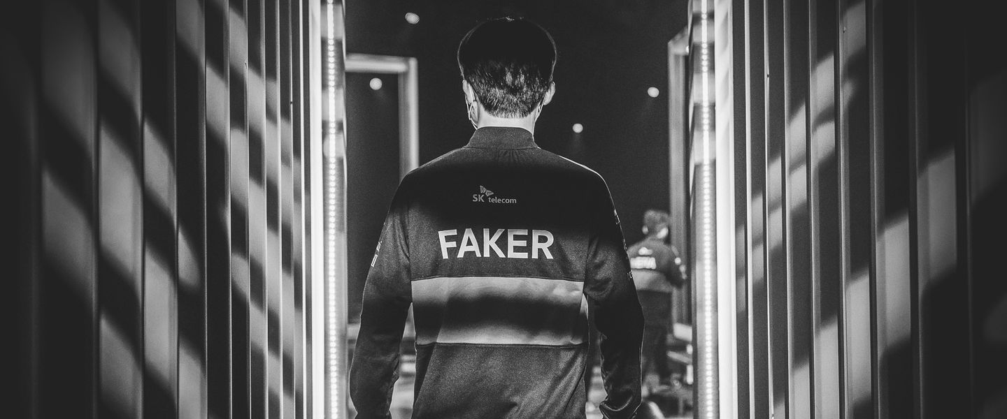 Faker de espaldas