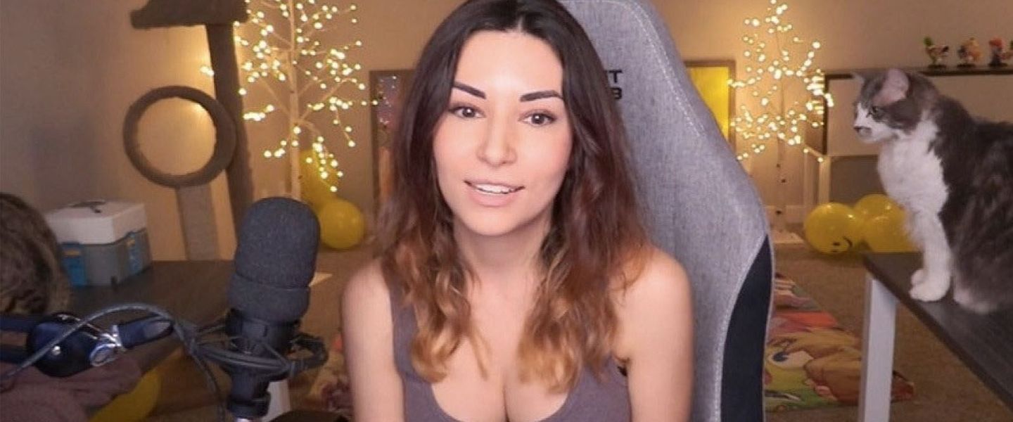 Alinity finge estar embarazada durante un directo