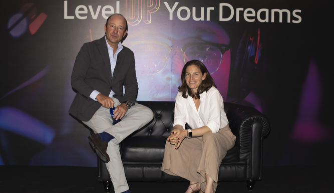 Nathalie Picquot junto a Juan Manuel Cendoya, director general de comunicación, marketing corporativo y estudios de Banco Santander.