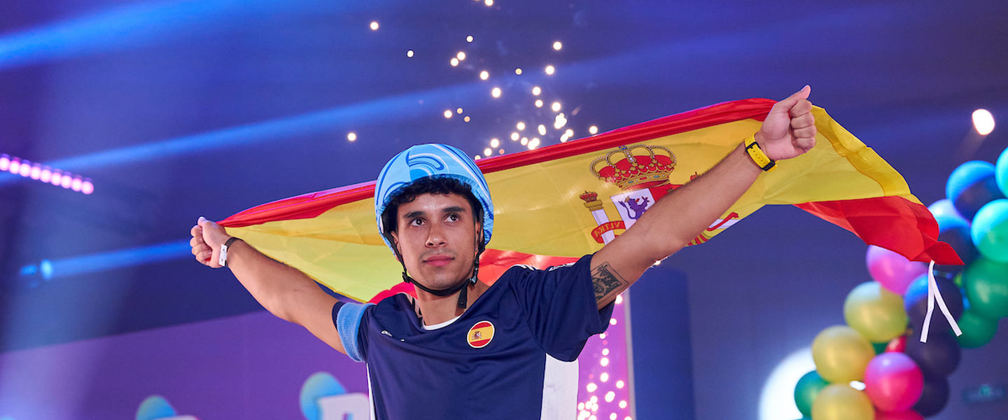 Imbroda con la bandera de España