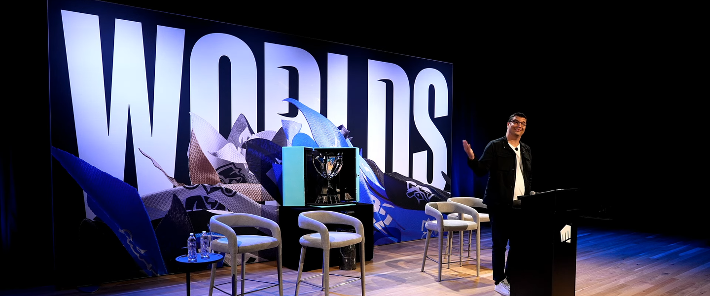 La conferencia de prensa con el John Needham, presidente de Riot