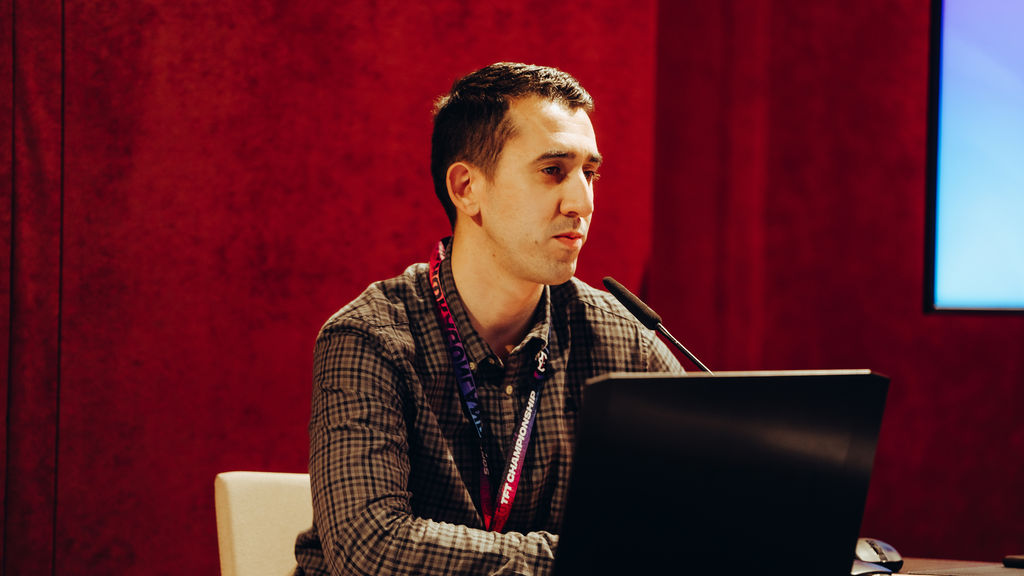 Cristian González, head of esports de GGTech, durante la rueda de prensa