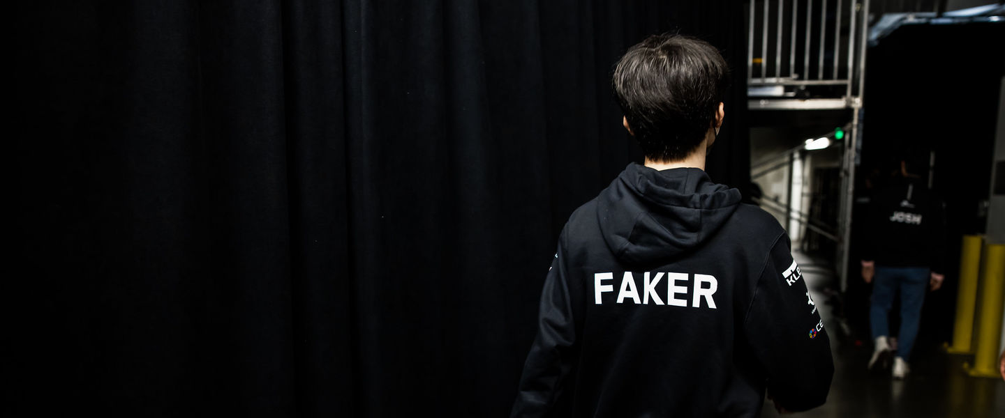 Una imagen de Faker en las finales de Worlds 2022