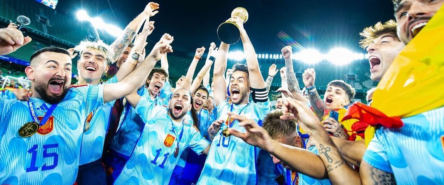 TheGrefg celebrando el título con el resto del equipo