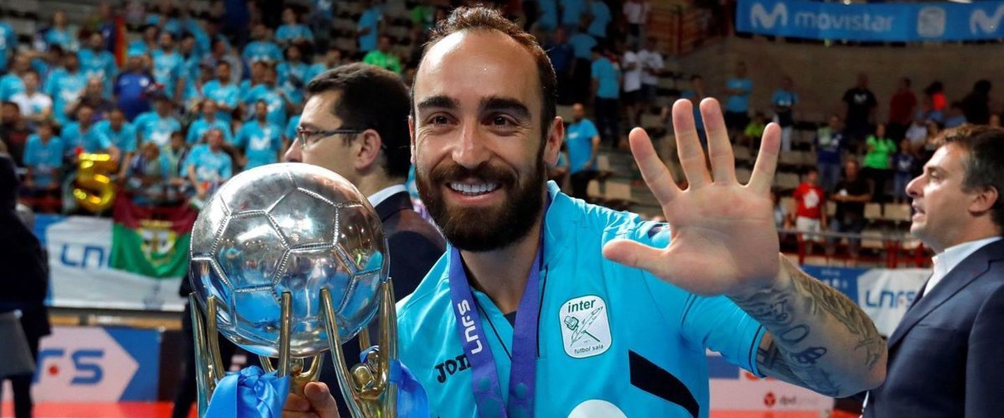 Ricardinho levantando el título de LNFS