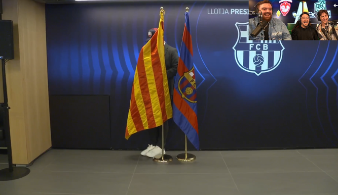Gerard Romero escondido tras las banderas del palco del Camp Nou