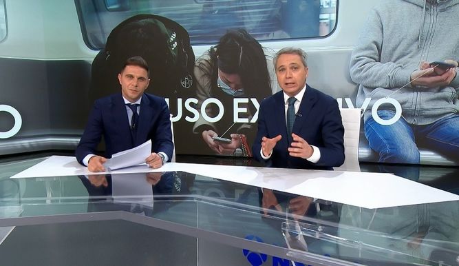 Joaquín, presentando un informativo de Antena 3