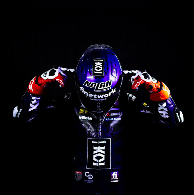 El casco de KOI y David Almansa