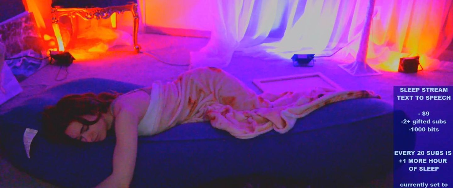 La Velada no quita el sueño a Amouranth: se lleva un dineral solo por dormir en directo