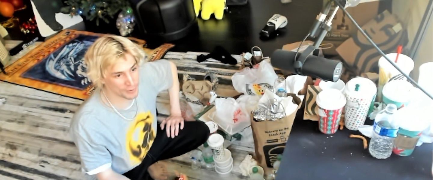 xQc avergonzado por la suciedad de su cuarto