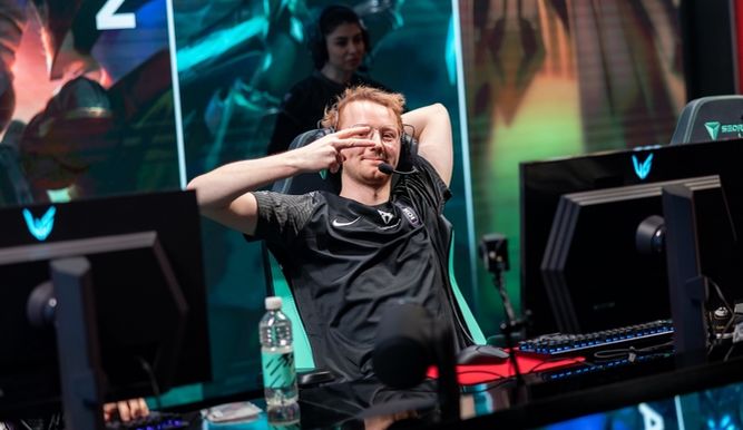 Larssen con KOI en LEC