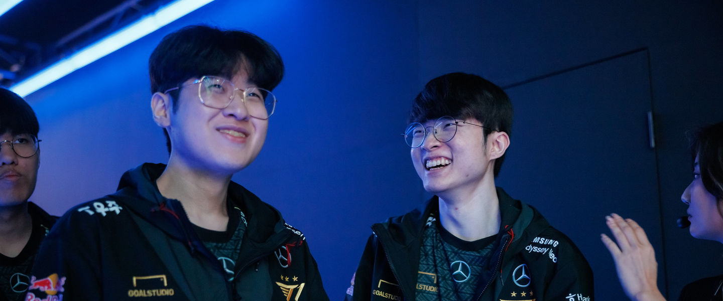Zeus y Faker tras apalizar a LNG en cuartos de final de Worlds 2023