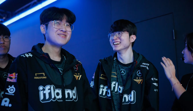 Zeus y Faker tras apalizar a LNG en cuartos de final de Worlds 2023
