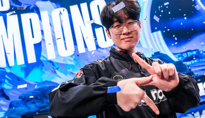 Zeus tras ganar Worlds 2023